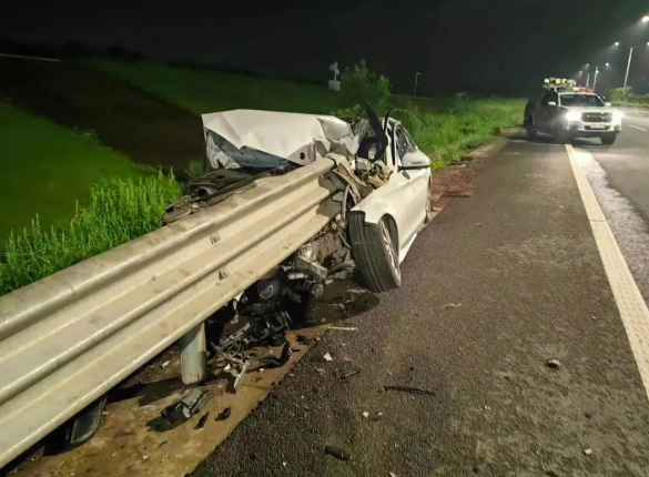 酒駕后別簽字，有用嗎？深夜，車頭“劈”成兩半！人不報(bào)警，車報(bào)了警......